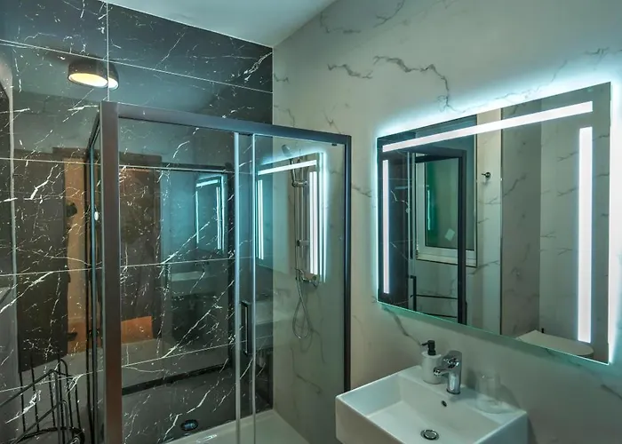 Apartment Large And Stylish 1 Bedroom 2 Bathrooms Ager1-1 *