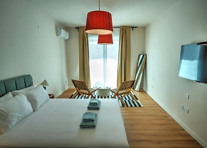 Apartment Large And Stylish 1 Bedroom 2 Bathrooms Ager1-1