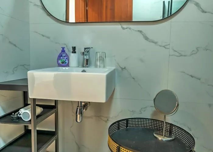 Apartment Large And Stylish 1 Bedroom 2 Bathrooms Ager1-1