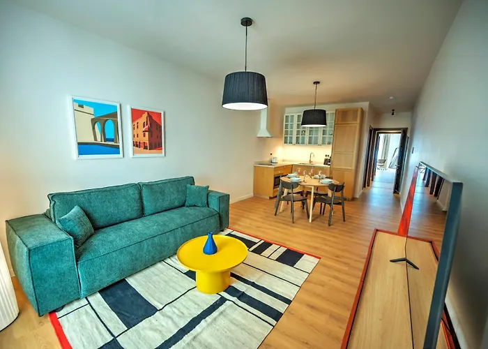 Apartment Large And Stylish 1 Bedroom 2 Bathrooms Ager1-1