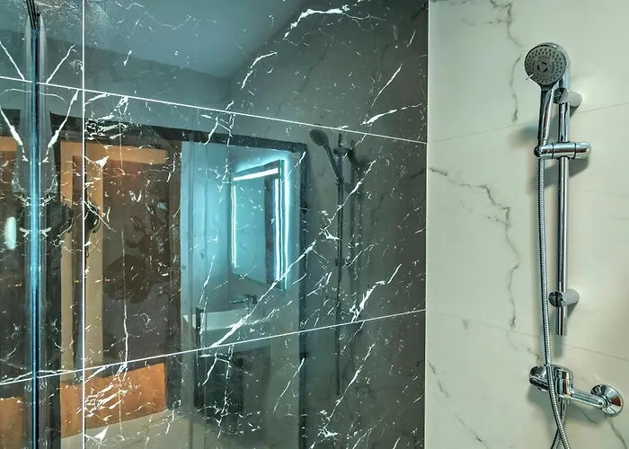 Apartment Large And Stylish 1 Bedroom 2 Bathrooms Ager1-1