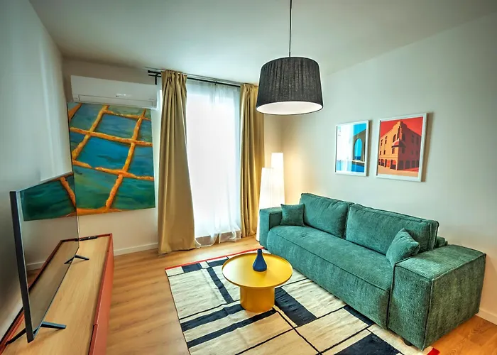 Large And Stylish 1 Bedroom 2 Bathrooms Ager1-1