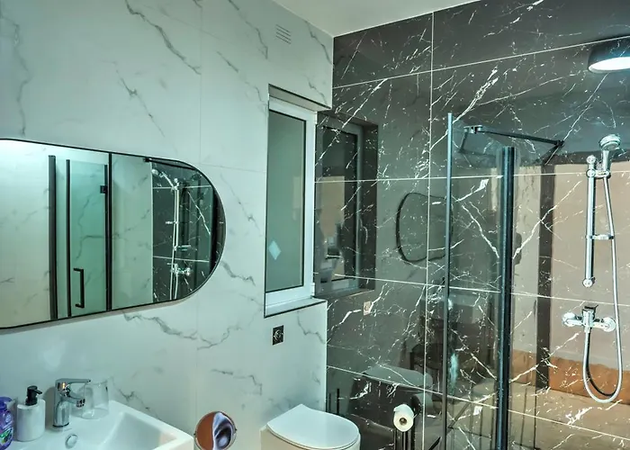 Apartment Large And Stylish 1 Bedroom 2 Bathrooms Ager1-1