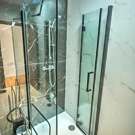 Large And Stylish 1 Bedroom 2 Bathrooms Ager1-1