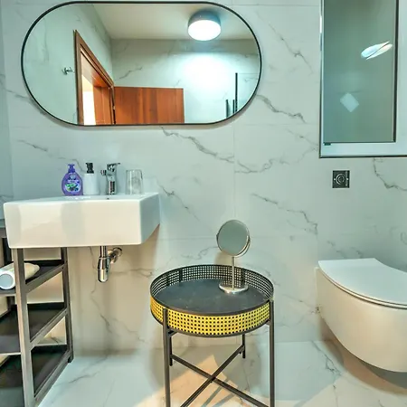 Large And Stylish 1 Bedroom 2 Bathrooms Ager1-1