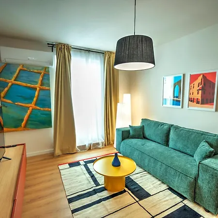 Large And Stylish 1 Bedroom 2 Bathrooms Ager1-1